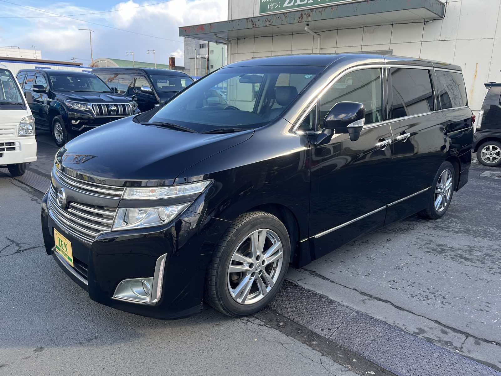 2012-nissan-elgrand