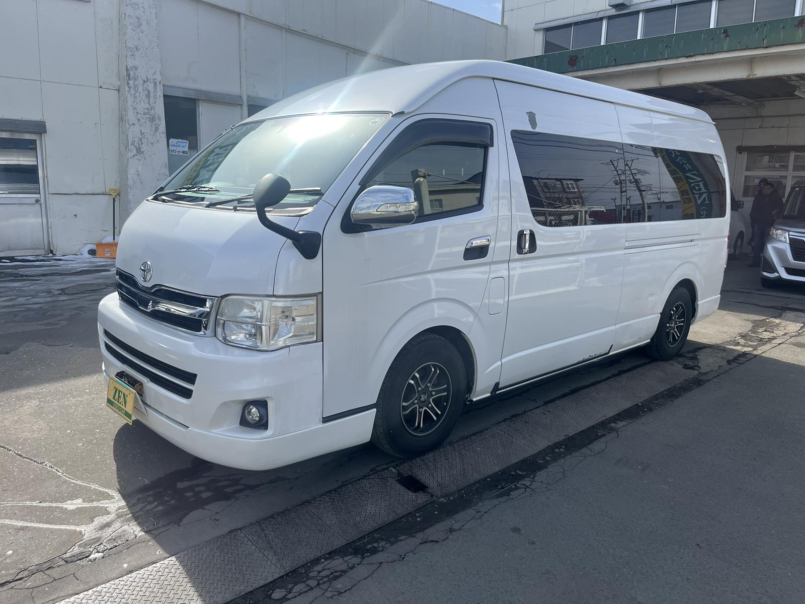 2011-toyota-hiace-wagon